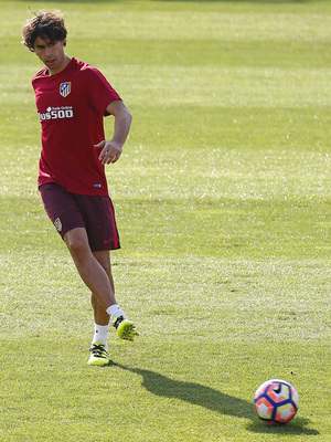 temporada 16/17. Entrenamiento en la ciudad deportiva Wanda. Tiago con el balón durante el entrenamiento
